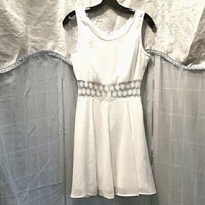 BRAND LABEL WHITE SLEEVELESS CROCHET DR. SZ S